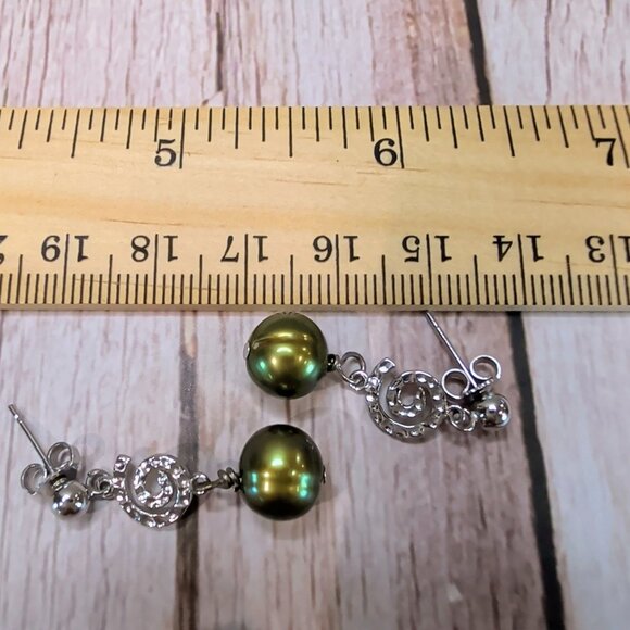Handmade Earrings With Green Cultured Pearls and White Gold-Plated Details - Picture 4 of 8